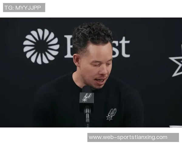 米奇约翰逊强调文班是球队基石但他渴望团队合作而非孤军奋战 米奇约翰逊强调文班是球队基石但他渴望团队合作而非孤军奋战